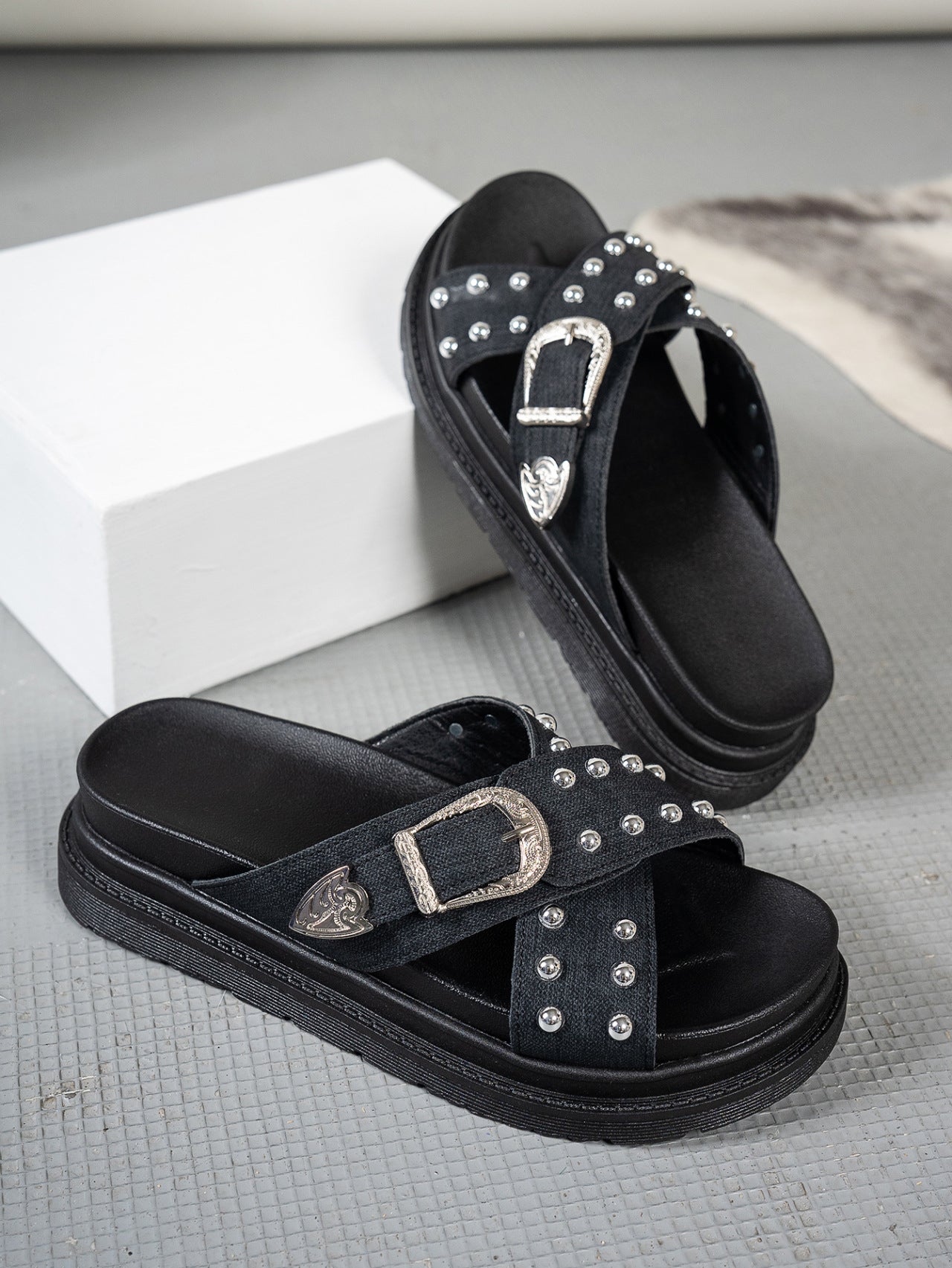 New Summer Women's Fashion Sandals: Criss-Cross Platform Style with Buckles